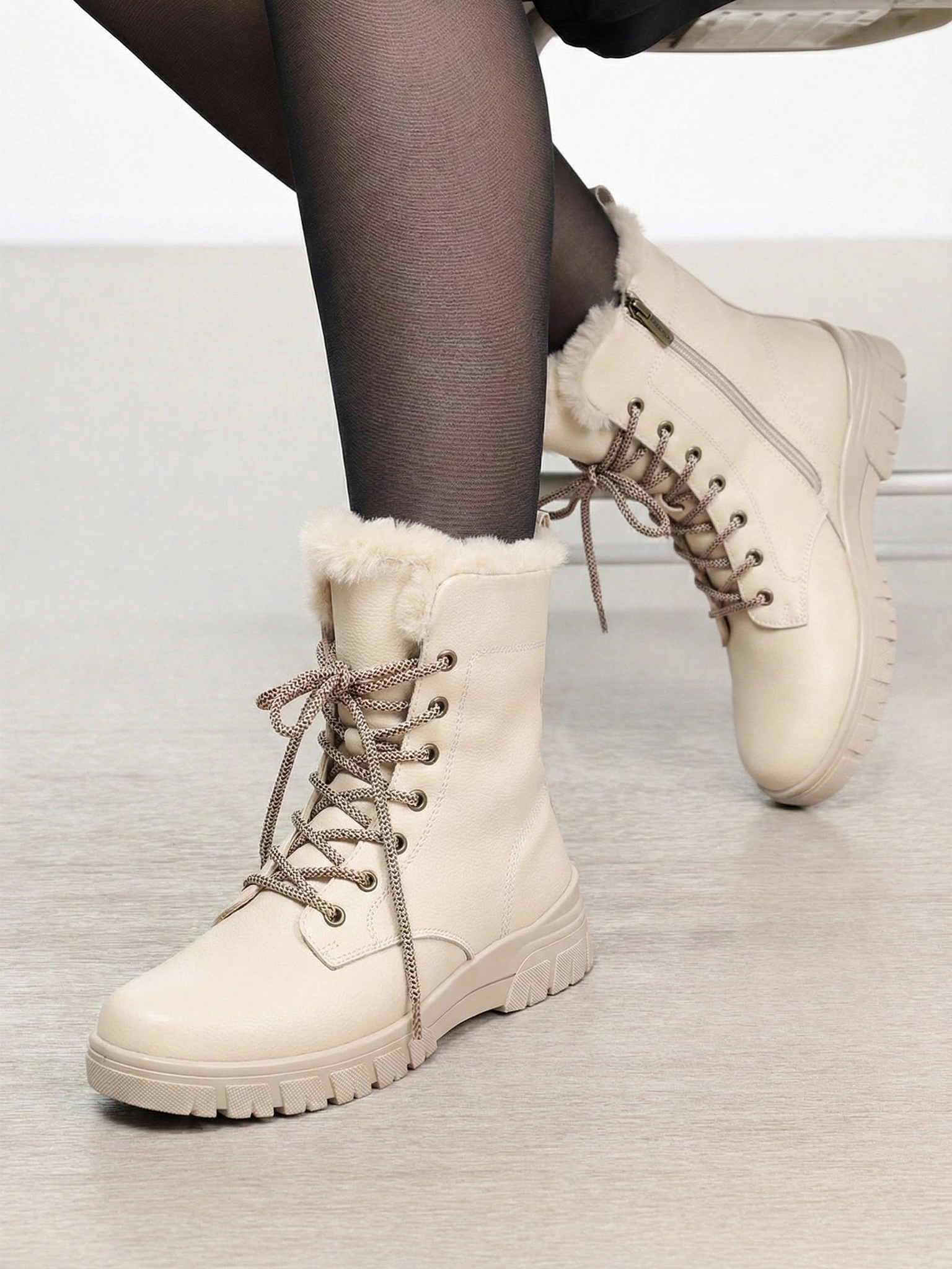 Ботинки бежевого цвета на средней рельефной подошве